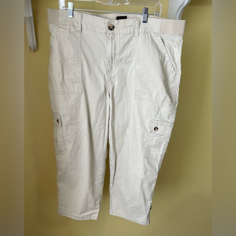 Lee Relaxed Fit Women’s Size 18 khaki color 98% Cotton 2% Spandex